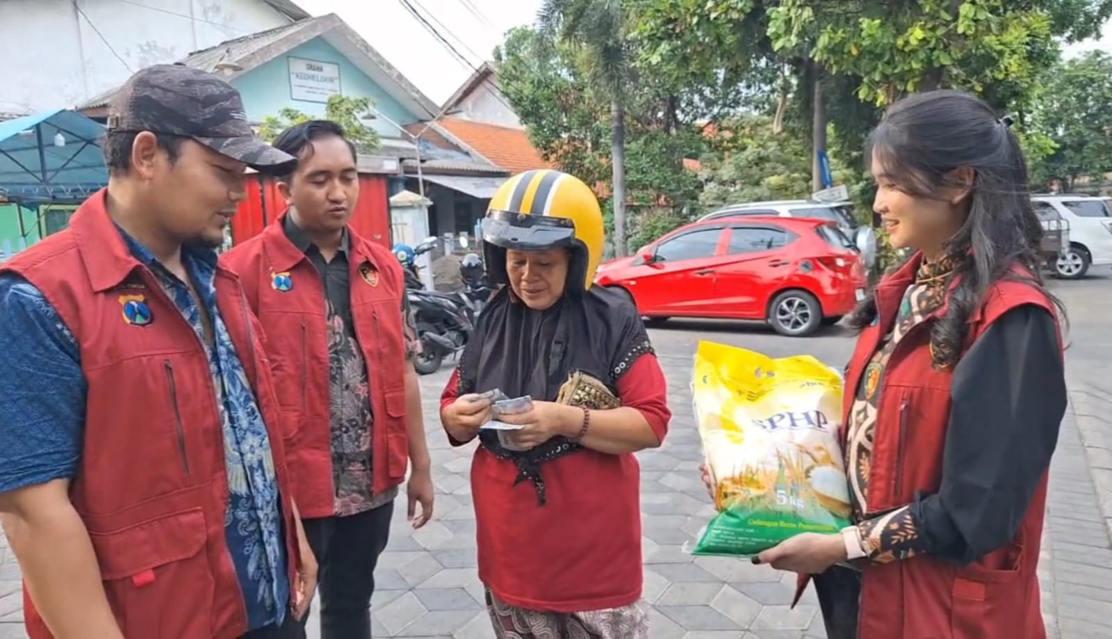 Gerakan Pangan Murah Polda Jatim  2 Ton Beras Habis Dalam Satu Jam