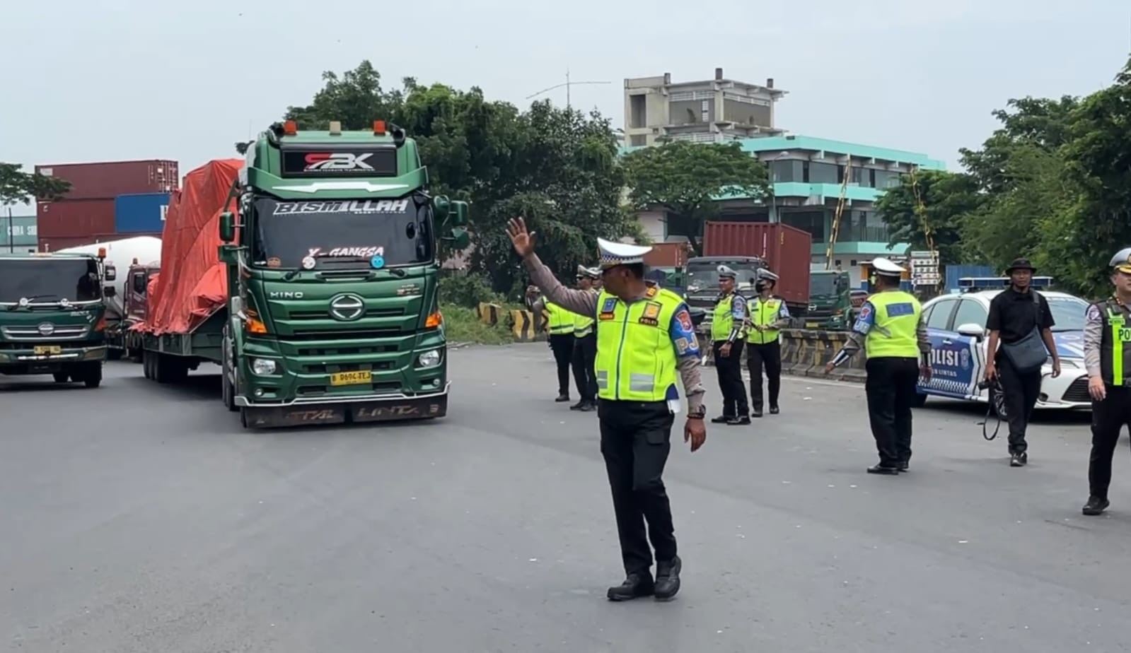 PJR Polda Jatim Terapkan Pembatasan Angkutan Barang Demi Kelancaran Lalu Lintas Nataru