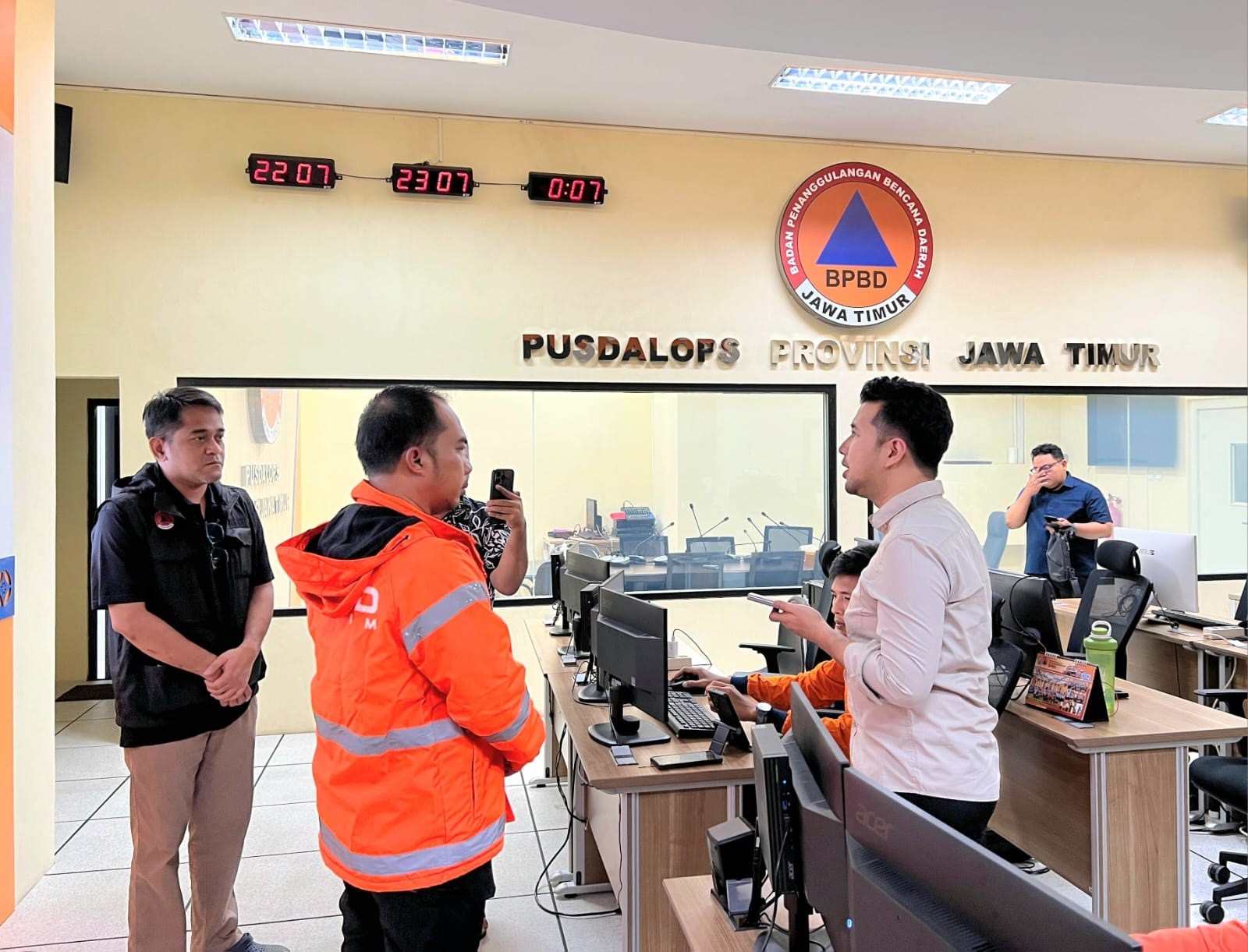 Pemprov Jatim Tingkatkan Kesiapsiagaan, Wagub Emil dan Sekdaprov Adhy Pantau Situasi Bencana di BPBD