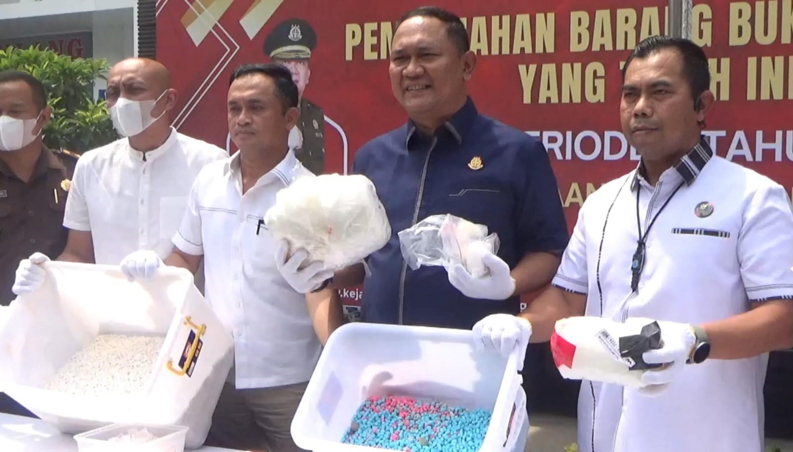 Kejari Tanjung Perak Musnahkan Ribuan Barang Bukti Narkoba dan Senjata Tajam